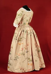 Vestido, tecido por Mr.Vantier de um design de tecido por Anne Maria Garthwaite (1690-1763) 1747 (brocado de seda)